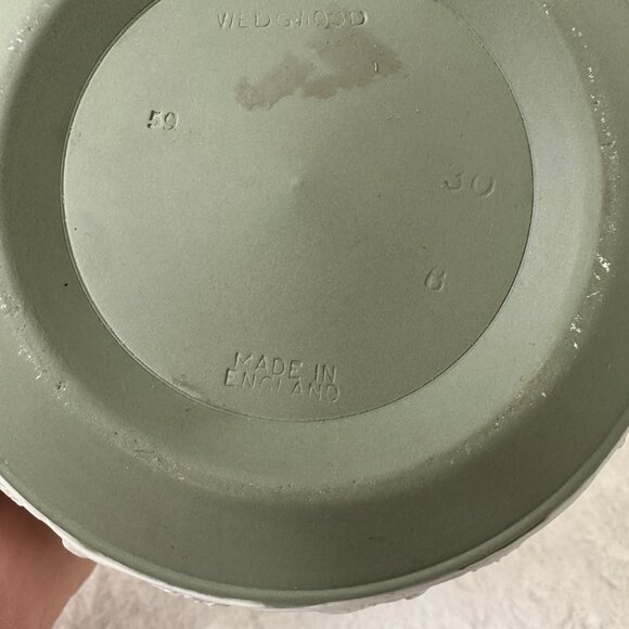 Round Sacrifice Bowl Cream Color on Celadon Green Jasperware Wedgwood 1959 - Picture 6 of 8